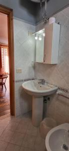 un baño con lavabo y espejo en Sweet Home Cefalù, en Cefalú 25 fotos más