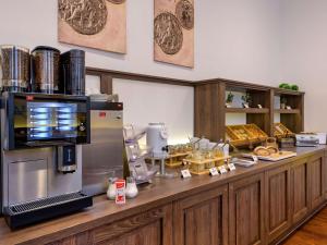 una cocina con encimera y cafetera. en Ibis Styles Trier City en Tréveris