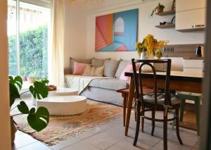 ein Wohnzimmer mit einem Sofa und einem Tisch in der Unterkunft Cosy appartement entre vignes et garrigue avec piscine in Péret