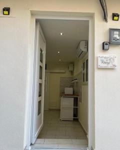 Zugang zu einem Flur mit Küche in einem Haus in der Unterkunft Al rifugio di rosmy in Bari