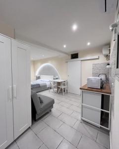 Zimmer mit einem Schlafzimmer mit einem Bett und einer Küche in der Unterkunft Al rifugio di rosmy in Bari