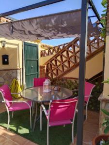 a patio with a table and chairs under a pergola at Acogedor apartamento loft in Alhaurín de la Torre