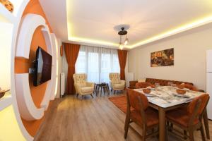 - une salle à manger et un salon avec une table et des chaises dans l'établissement Uzay Suite 3, à Istanbul