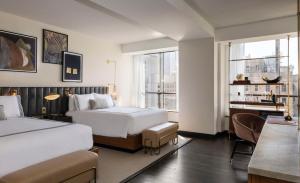 Postel nebo postele na pokoji v ubytování Thompson Dallas, by Hyatt