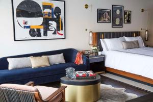 Postel nebo postele na pokoji v ubytování Thompson Dallas, by Hyatt
