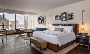 Postel nebo postele na pokoji v ubytování Thompson Dallas, by Hyatt