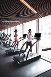 Fitness centrum a/nebo fitness zařízení v ubytování Thompson Dallas, by Hyatt