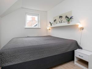 1 dormitorio con cama y ventana en 8 person holiday home on a holiday park in Bogense en Bogense