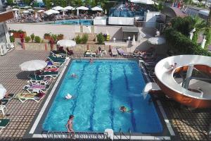 an overhead view of a swimming pool at a resort at CLUB BAYAR BEACH HOTEL in Alanya