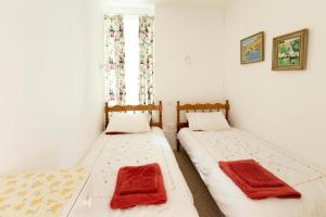 Een bed of bedden in een kamer bij Craig-y-Don Lower Apartment Llangrannog