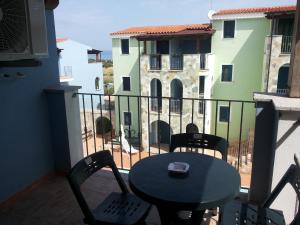 ヴァッレドーリアにあるAppartamenti Isola Rossaの建物の景色を望むバルコニー(テーブル、椅子付)