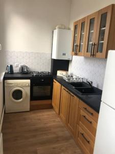 a kitchen with a stove and a sink and a dishwasher at Appartement en centre ville pour 4 personnes in Roye