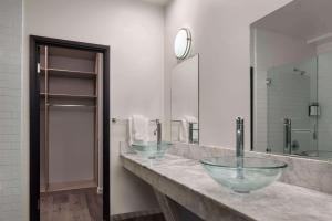 Vannituba majutusasutuses The Haas, Trademark Collection by Wyndham
