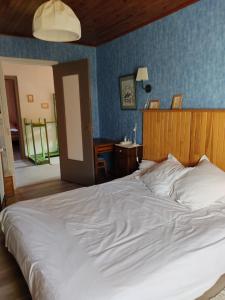 A bed or beds in a room at Gîte au chemin des Cordonniers