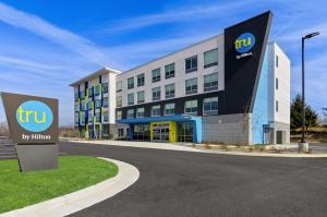 un edificio con un letrero aku delante de él en Tru By Hilton Christiansburg, en Christiansburg