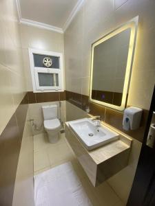 Ванная комната в Ocean Apartments Nearest to Cairo int Airport +10 фотографий