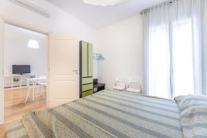- une chambre avec un lit, une table et des chaises dans l'établissement Bilocale Corso Italia 697 2° piano con balcone, à Gallipoli
