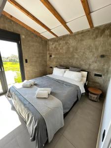 1 Schlafzimmer mit 2 Betten und einem großen Fenster in der Unterkunft Ktimaoliva2 in Nafpaktos