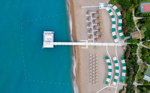 eine Luftansicht auf einen Strand mit Gebäuden und Wasser in der Unterkunft Concorde De Luxe Resort Lara Antalya- Prive Ultra All Inclusive in Lara