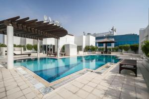 una piscina en la parte superior de un edificio en HiGuests - Incredible City Views in Deira 5-min to Airport, en Dubái