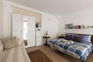 a bedroom with a bed and a couch at Moderno e Confortevole Loft tra Navigli e Bocconi in Milan