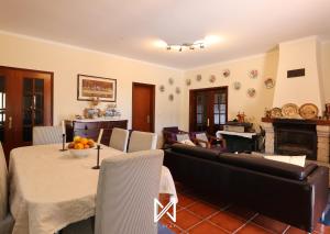 - un salon avec un canapé et une table dans l'établissement MyStay - Casa da Carvalha, à Arcos de Valdevez