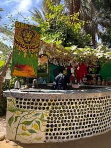 Salatoos Mango Camp في أسوان: كشك للطعام عليه لافته