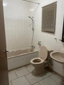A bathroom at Hotel Pension Moni