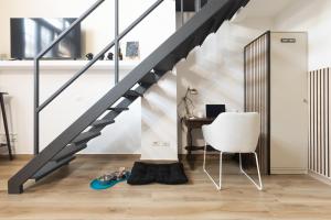 米蘭的住宿－Moderno e Confortevole Loft tra Navigli e Bocconi，楼梯,房间带椅子和书桌