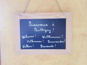 Una pizarra con las palabras. Bienvenidos a su cumpleaños. en Les Souchottes, charmante maisonnette en Bulligny