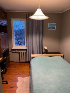 - une chambre avec un lit et une fenêtre dans l'établissement Comfy, well-located flat in Green Agenskalns, à Riga