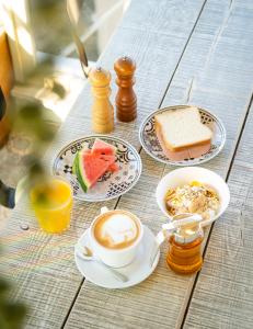 una mesa con platos de comida y tazas de café en Safestay Edinburgh Cowgate, en Edimburgo