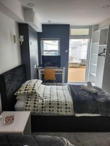 - une chambre avec un lit et un bureau dans l'établissement St Georges, à Saint-Pierre-Port