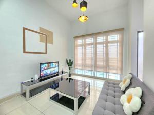 - un salon avec un canapé et une télévision dans l'établissement Austin Manhattan Simple Cozy Suite by Double A, à Johor Bahru
