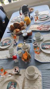 una mesa con platos y platos. en Bed and Breakfast i Gelsted, en Gelsted
