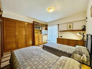 a bedroom with two beds and a kitchen at Passeig CostaBravaSi in Sant Feliu de Guíxols