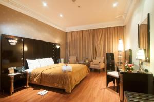 une chambre d'hôtel avec un lit avec un chat dans l'établissement Royal Mirage Deluxe, à Marrakech