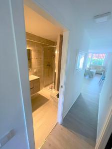 Et badeværelse på Can Jané Port d Alcudia + 17 billeder