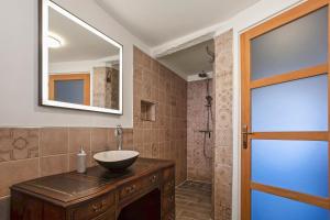 ein Badezimmer mit Waschbecken und Spiegel in der Unterkunft Maison de ville Fréjus in Fréjus + 20 Fotos