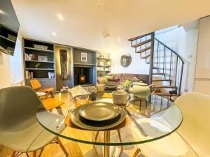 a living room with a glass table and chairs at Studio House in St Margaret's Hope