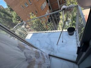 vista su un balcone con pentola di Beyond Comfort Apartment a Pretoria