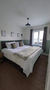 a large bed in a bedroom with a window at 2 Bedroom apartment in Brean in Brean