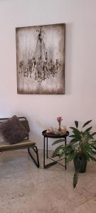 una sala de estar con una mesa y una foto en la pared en RossoPetruzzelli, en Bari