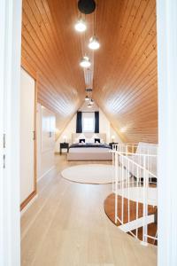 Fotografie z fotogalerie ubytování NEU Deluxe Suite Münsterblick, Maisonette, Kingsize Bett, Küche, Netflix, Aussicht, E-Kamin v destinaci Bad Säckingen
