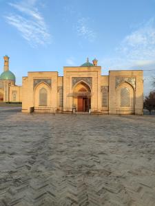 塔什坎的住宿－Отель-музей，一座大型砖砌建筑,有清真寺