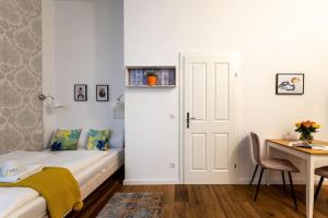 um quarto com uma cama, uma secretária e uma porta em HM • Compact Studio Near Center em Viena