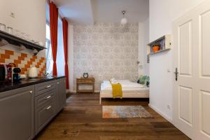 um quarto com uma cozinha com uma cama em HM • Compact Studio Near Center em Viena