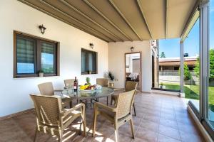 Villa Kampos في كوكيني خانيون: غرفة طعام بها طاولة وكراسي