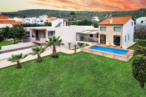 Villa Kampos في كوكيني خانيون: منزل مع ساحه مع مسبح