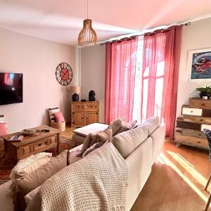 a living room with a couch and a table at «La Calade » Villa les Glycines in Collioure